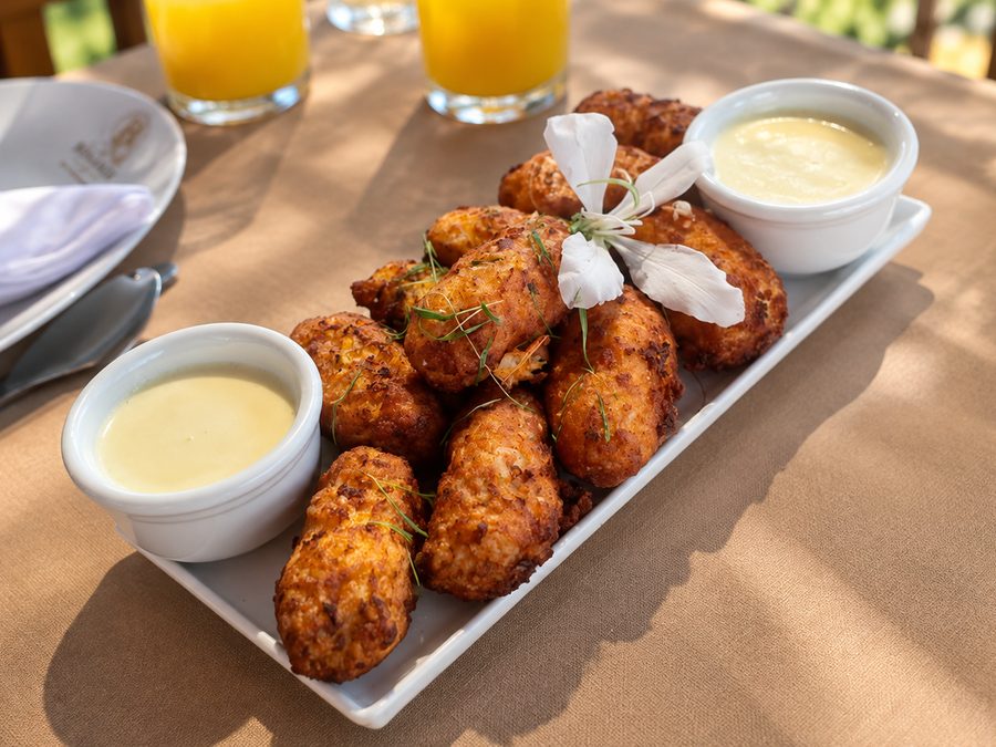 Bolinhos de arroz crocantes com duas fondutas, em travessa branca