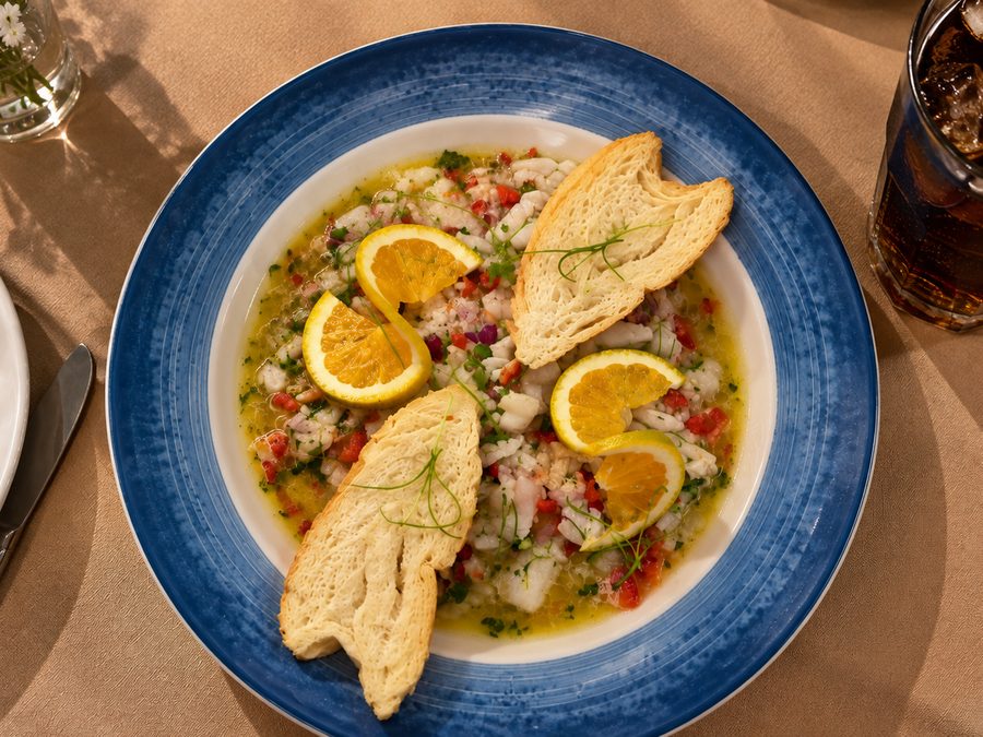 Ceviche de peixe branco com torradas e cítricos em prato azul