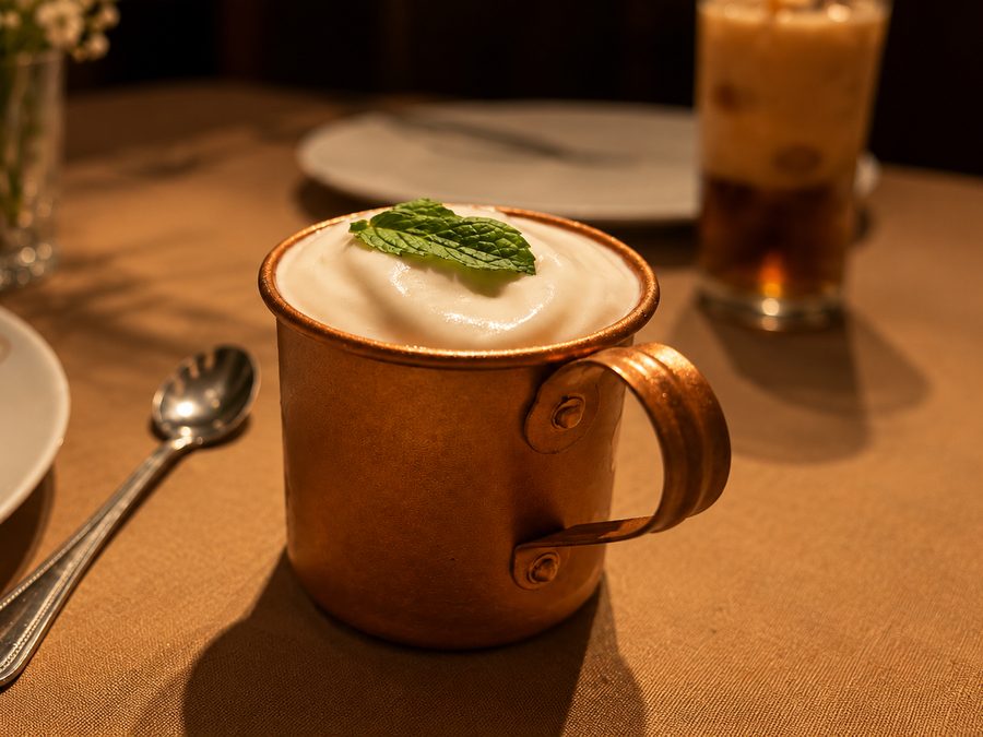 Moscow Mule em caneca de cobre com espuma de gengibre e hortelã