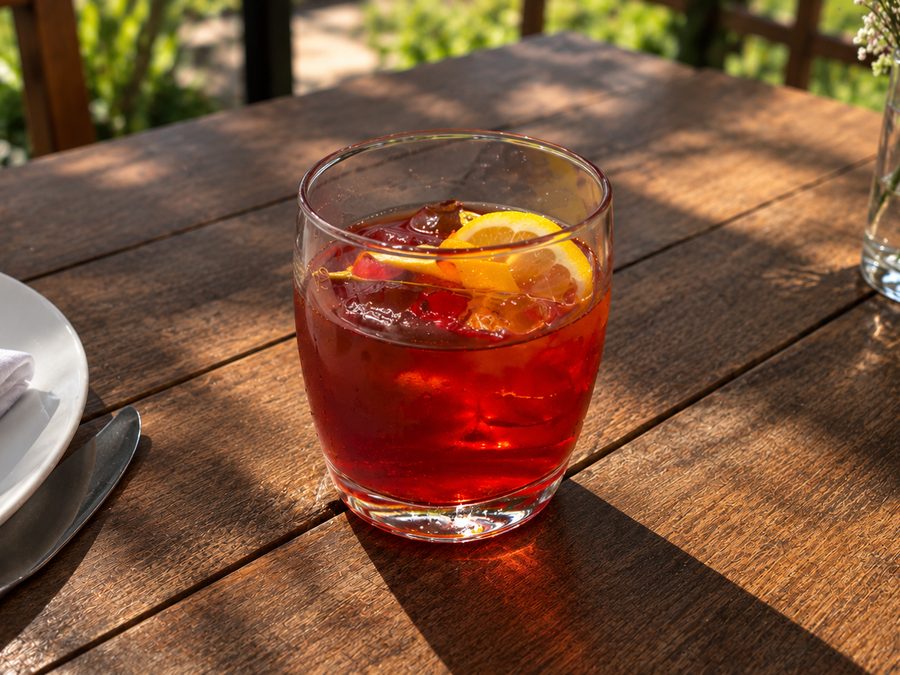 Negroni Alazão em copo com gelo e fatia de limão