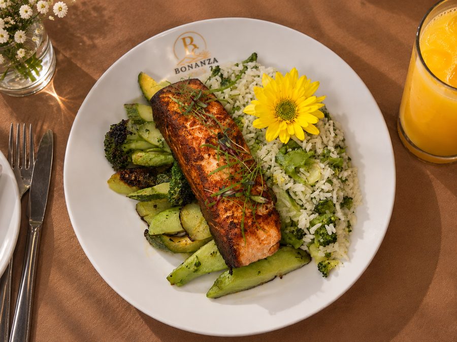Filé de salmão grelhado com arroz de brócolis e legumes em prato branco