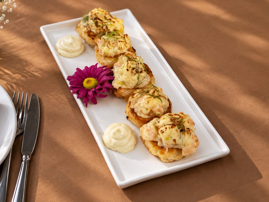 Vol-au-vent de camarão gratinado em travessa branca