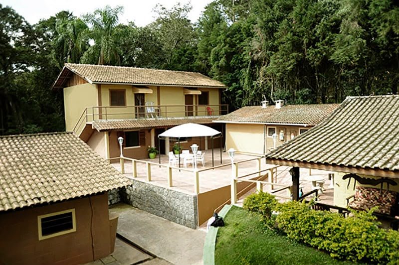 Espaço externo coberto do Bonanza Cantareira, com deck e área para eventos