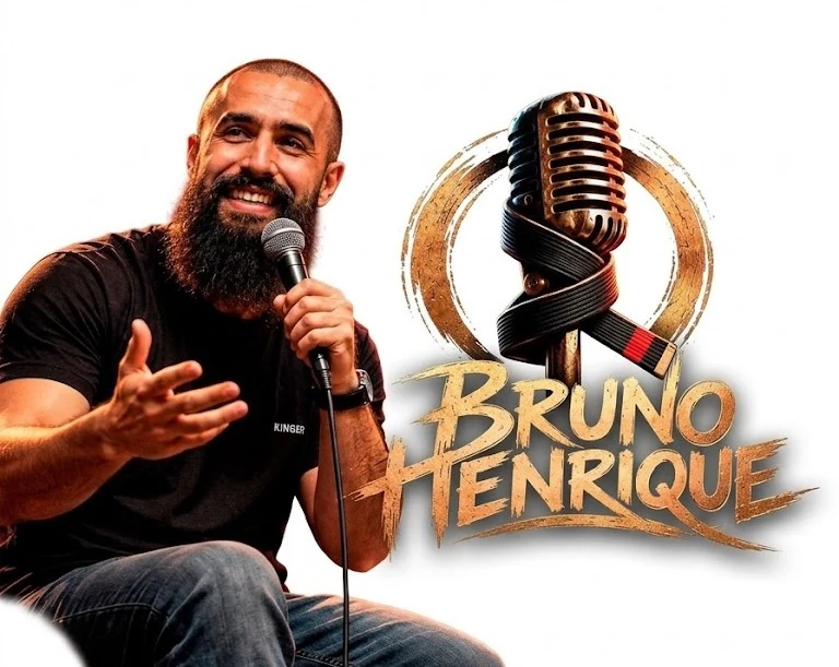 Bruno Henrique com microfone, em apresentação de stand-up comedy